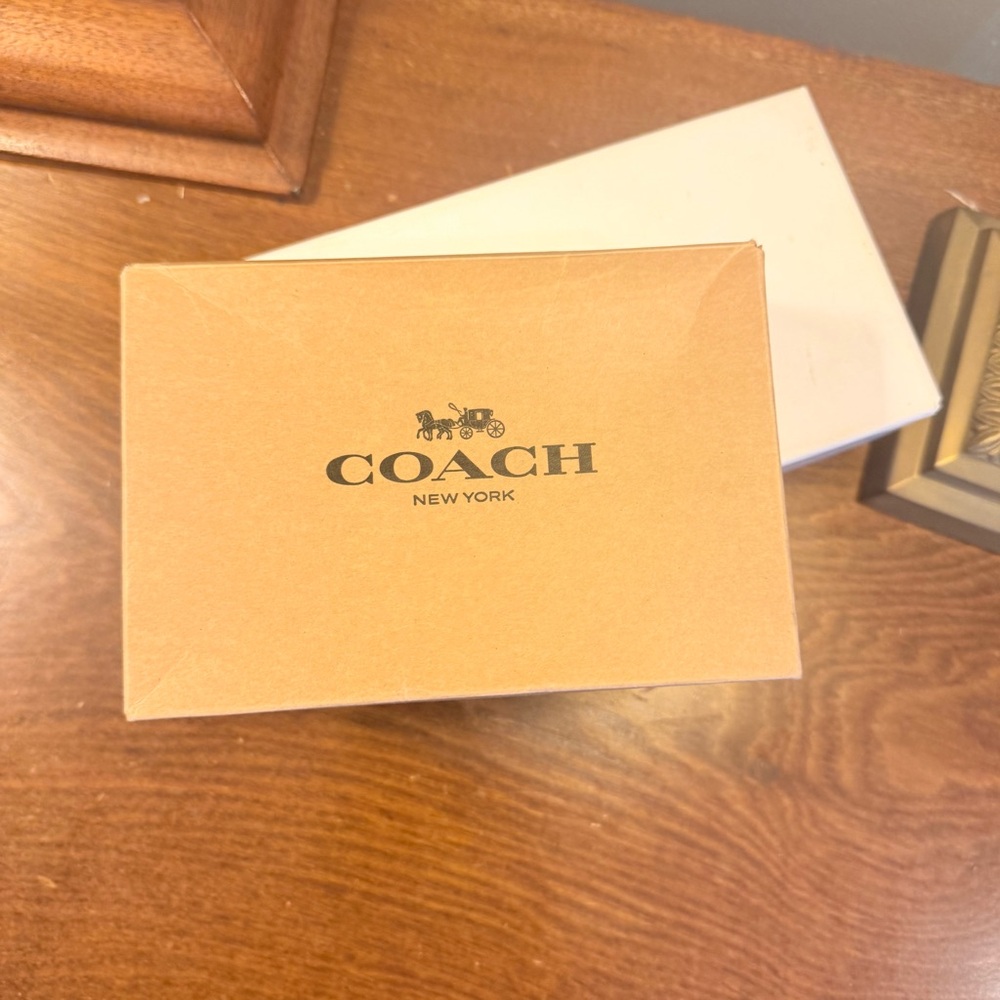 NIB Coach White Leather Embossed Signature Wristlet Clutch with Strap - Picture 6 of 9